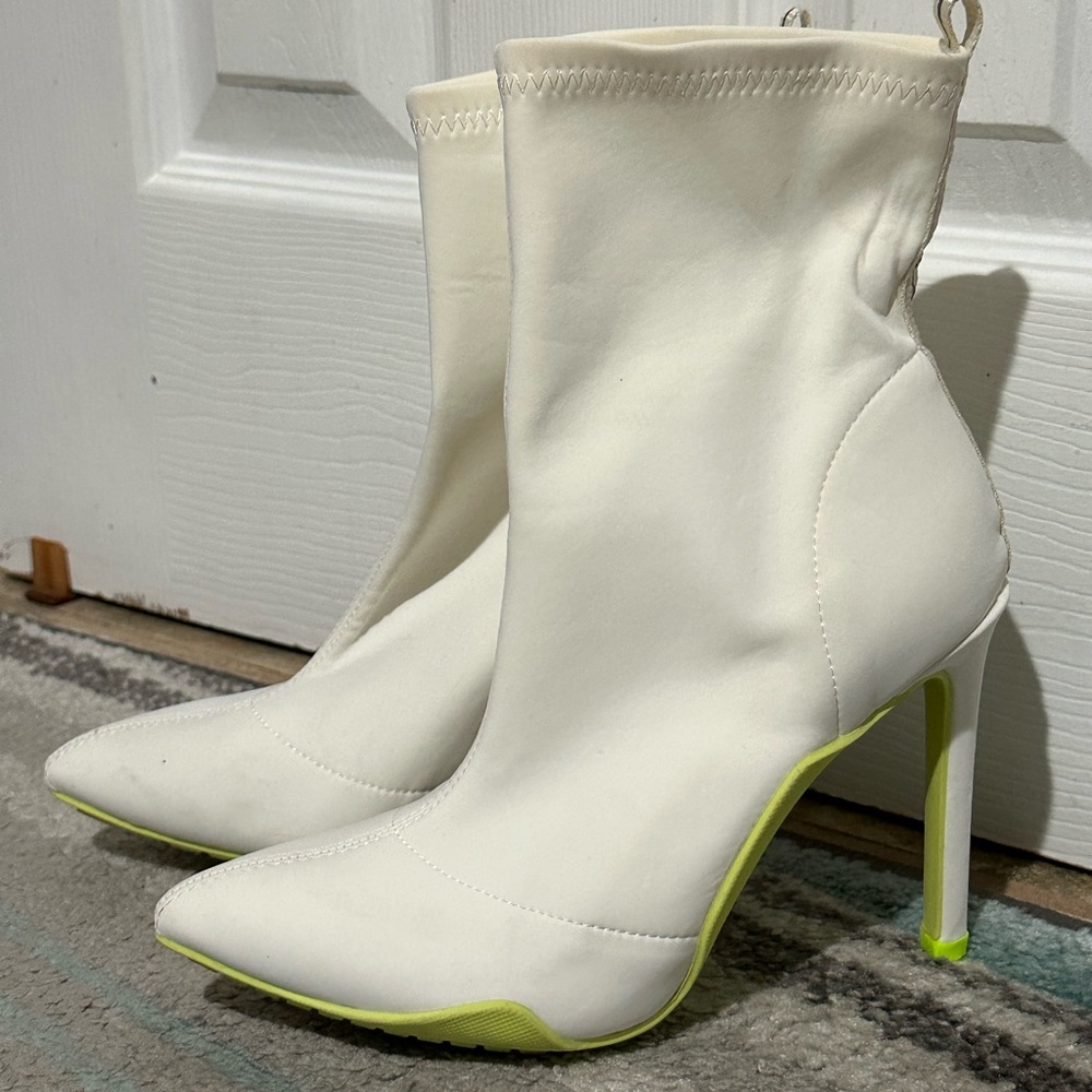 White boots size 7